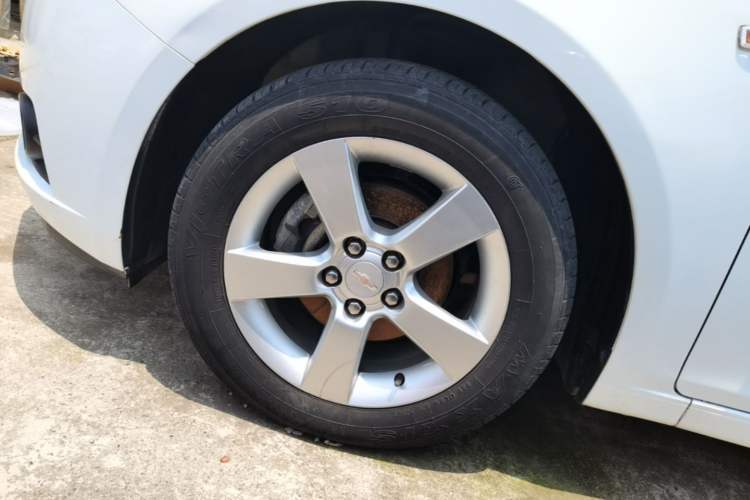 Used Chevrolet Cruze 2013 1.8L SE AT Left Front Wheel Hub