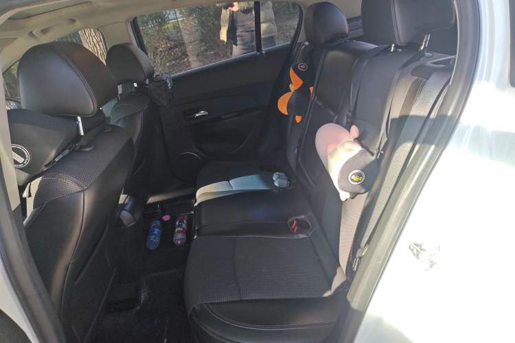 Used Chevrolet Cruze 2013 Hatchback 1.6T Automatic Flagship Model Left Rear Seat