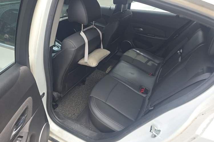 Used Chevrolet Cruze 2013 Hatchback 1.6T Automatic Flagship Model Left Rear Seat