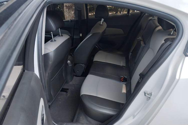Used Chevrolet Cruze 2013 1.6L SE AT Left Rear Seat