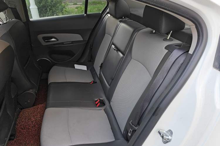 Used Chevrolet Cruze 2013 1.8L SE AT Left Rear Seat