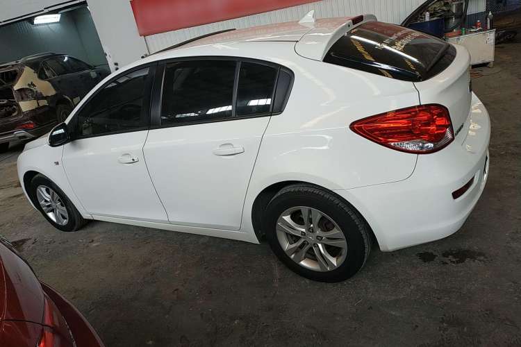 Used Chevrolet Cruze 2013 Hatchback 1.6L Manual Luxury Model Left Side