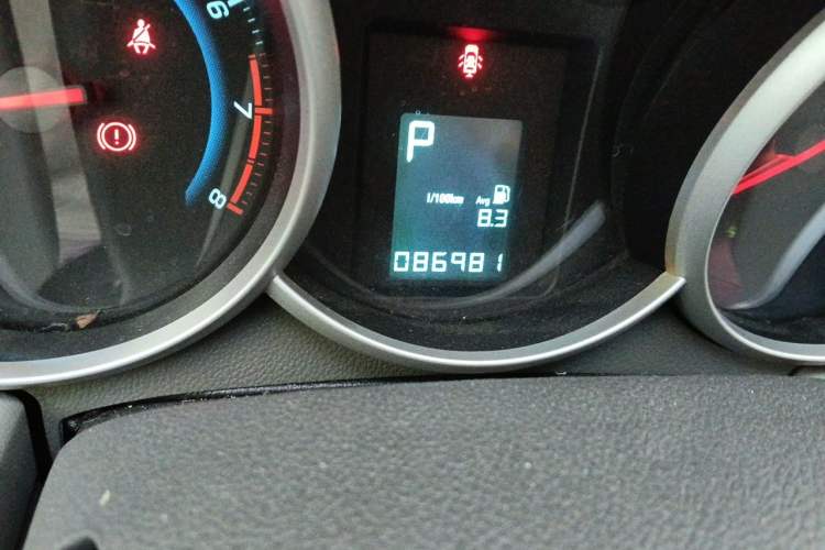 Used Chevrolet Cruze 2013 1.6L SL Sunroof Edition MT Odometer Close Up