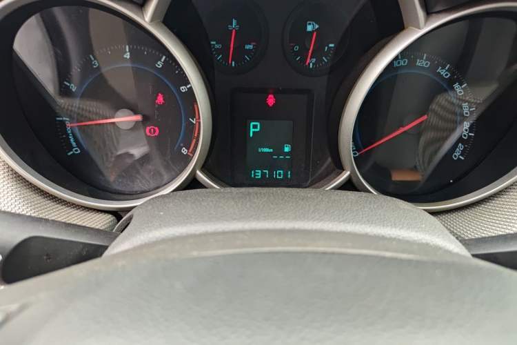 Used Chevrolet Cruze 2013 1.8L SE AT Odometer Close Up