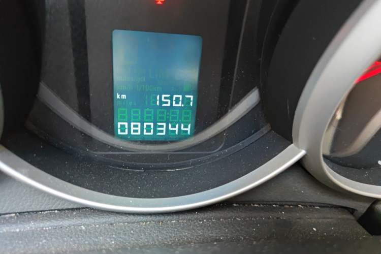 Used Chevrolet Cruze 2013 1.6L SL MT Odometer Close Up