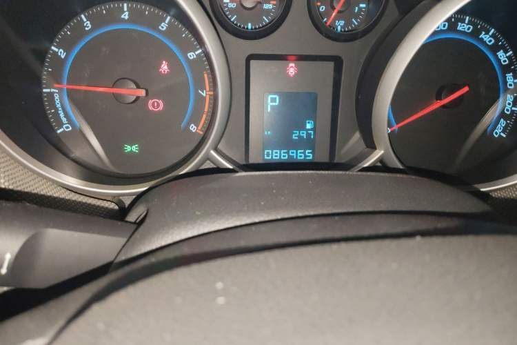 Used Chevrolet Cruze 2013 1.8L SE AT Odometer Close Up
