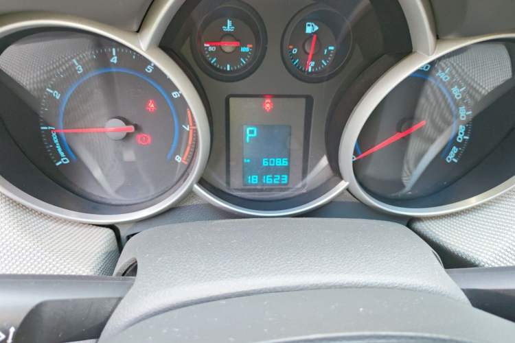 Used Chevrolet Cruze 2013 1.8L SE AT Odometer Close Up