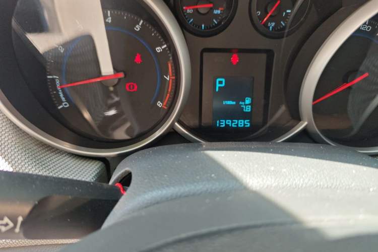 Used Chevrolet Cruze 2013 1.8L SE AT Odometer Close Up