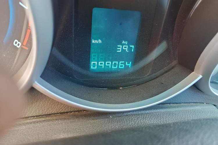 Used Chevrolet Cruze 2013 1.6L SL MT Odometer Close Up