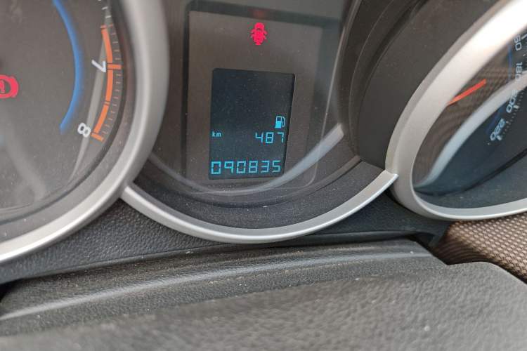 Used Chevrolet Cruze 2013 Hatchback 1.6L Manual Luxury Model Odometer Close Up