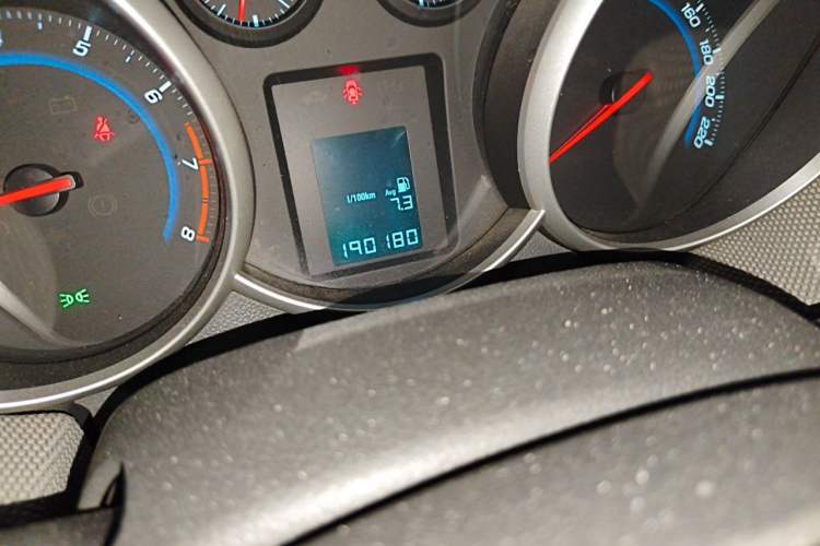 Used Chevrolet Cruze 2013 1.6L SE MT Odometer Close Up