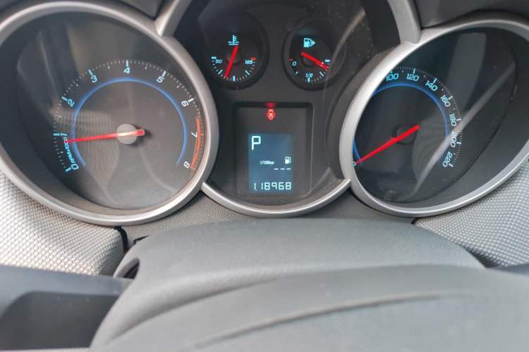 Used Chevrolet Cruze 2013 1.8L SE AT Odometer Close Up
