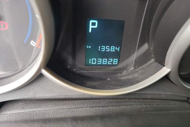 Used Chevrolet Cruze 2013 1.6L SE AT Odometer Close Up