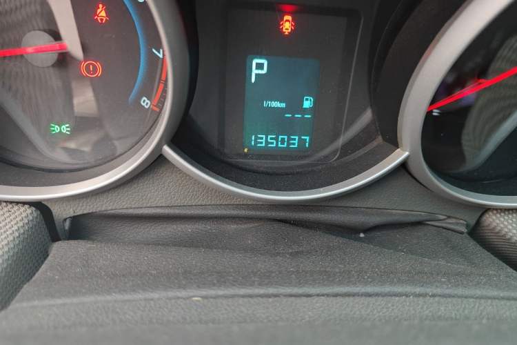 Used Chevrolet Cruze 2013 1.6L SE AT Odometer Close Up