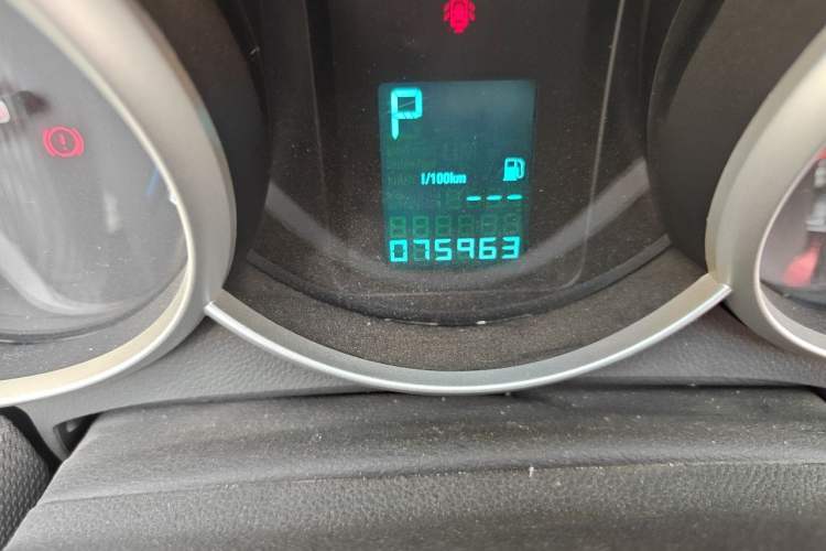 Used Chevrolet Cruze 2013 1.8L SE AT Odometer Close Up