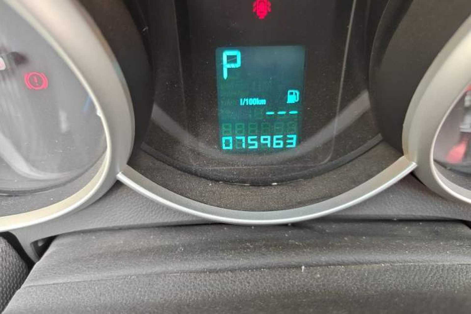 Used Chevrolet Cruze 2013 1.8L SE AT Odometer Close Up