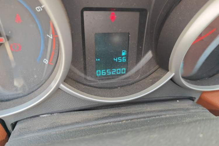 Used Chevrolet Cruze 2013 1.6L SE MT Odometer Close Up
