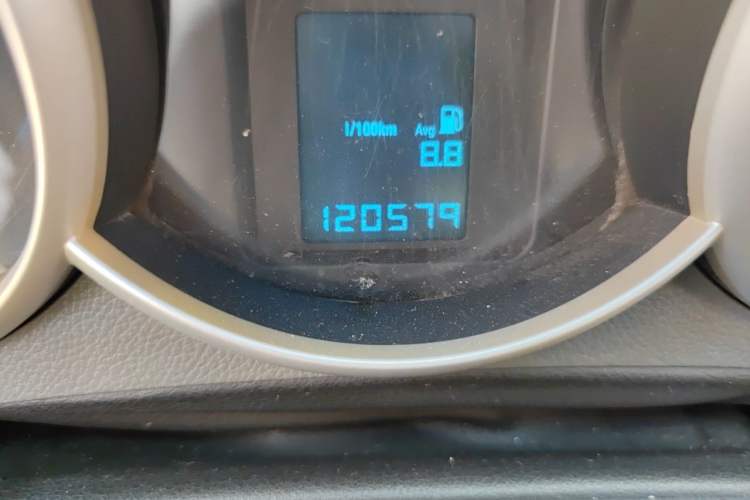 Used Chevrolet Cruze 2013 1.6L SE MT Odometer Close Up