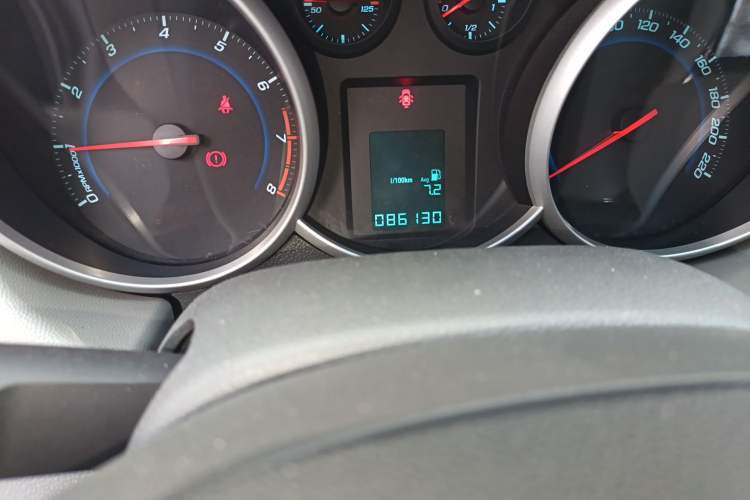 Used Chevrolet Cruze 2013 1.6L SL MT Odometer Close Up