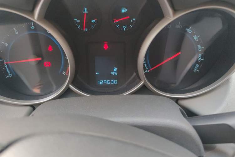Used Chevrolet Cruze 2013 1.6L SL MT Odometer Close Up