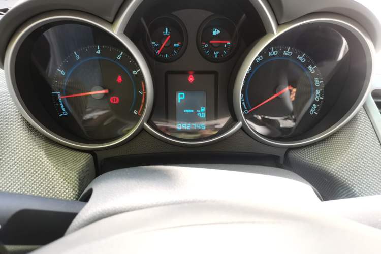 Used Chevrolet Cruze 2013 1.8L SE AT Odometer Close Up