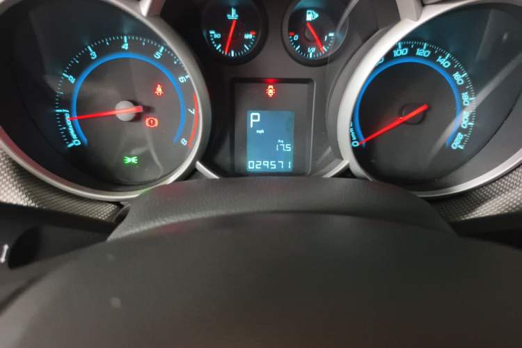 Used Chevrolet Cruze 2013 1.8L SE AT Odometer Close Up