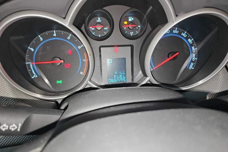 Used Chevrolet Cruze 2013 1.8L SE WTCC Edition AT Odometer Close Up