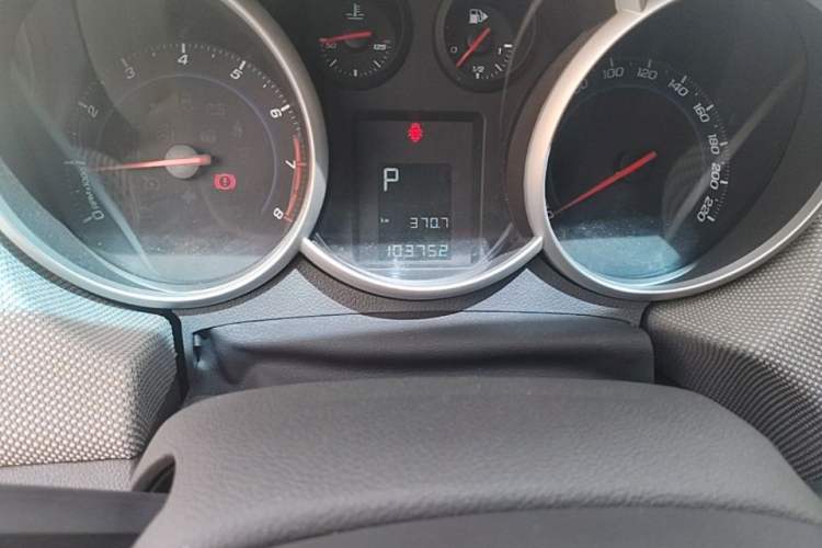 Used Chevrolet Cruze 2013 1.8L SE AT Odometer Close Up