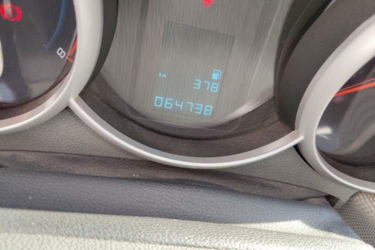 Used Chevrolet Cruze 2013 1.6L SE MT Odometer Close Up