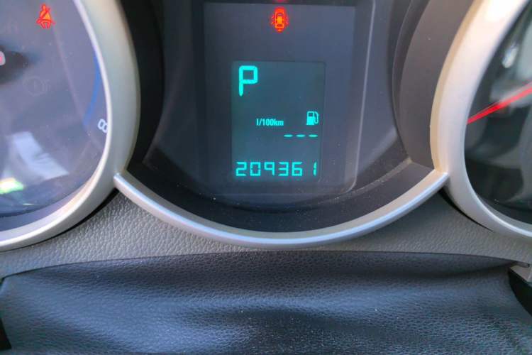 Used Chevrolet Cruze 2013 1.8L SE AT Odometer Close Up