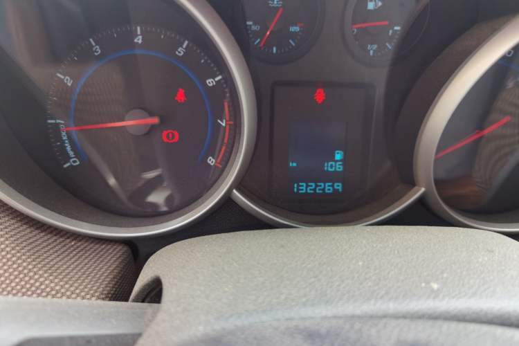 Used Chevrolet Cruze 2013 Hatchback 1.6L Manual Luxury Model Odometer Close Up