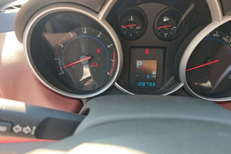 Used Chevrolet Cruze 2013 1.8L SE AT Odometer Close Up