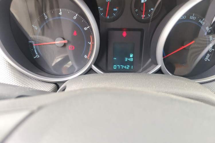 Used Chevrolet Cruze 2013 1.6L SE MT Odometer Close Up