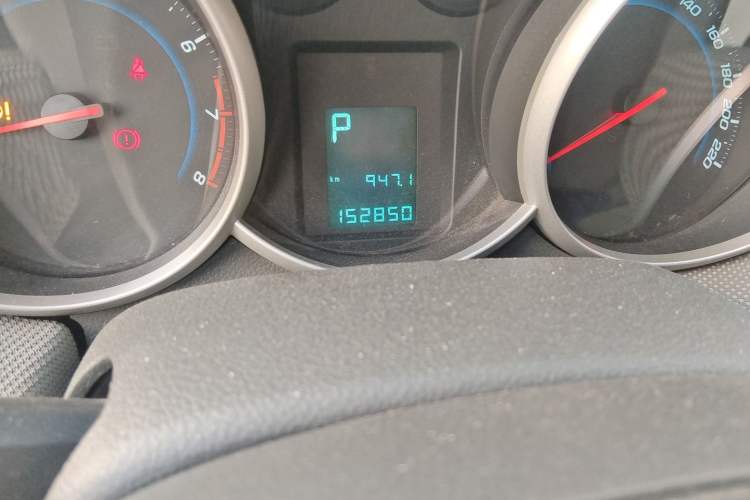 Used Chevrolet Cruze 2013 1.8L SE AT Odometer Close Up
