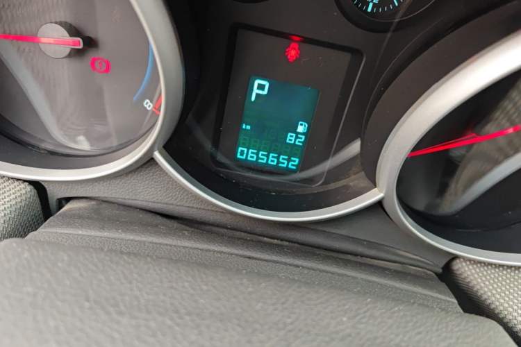 Used Chevrolet Cruze 2013 1.8L SE AT Odometer Close Up