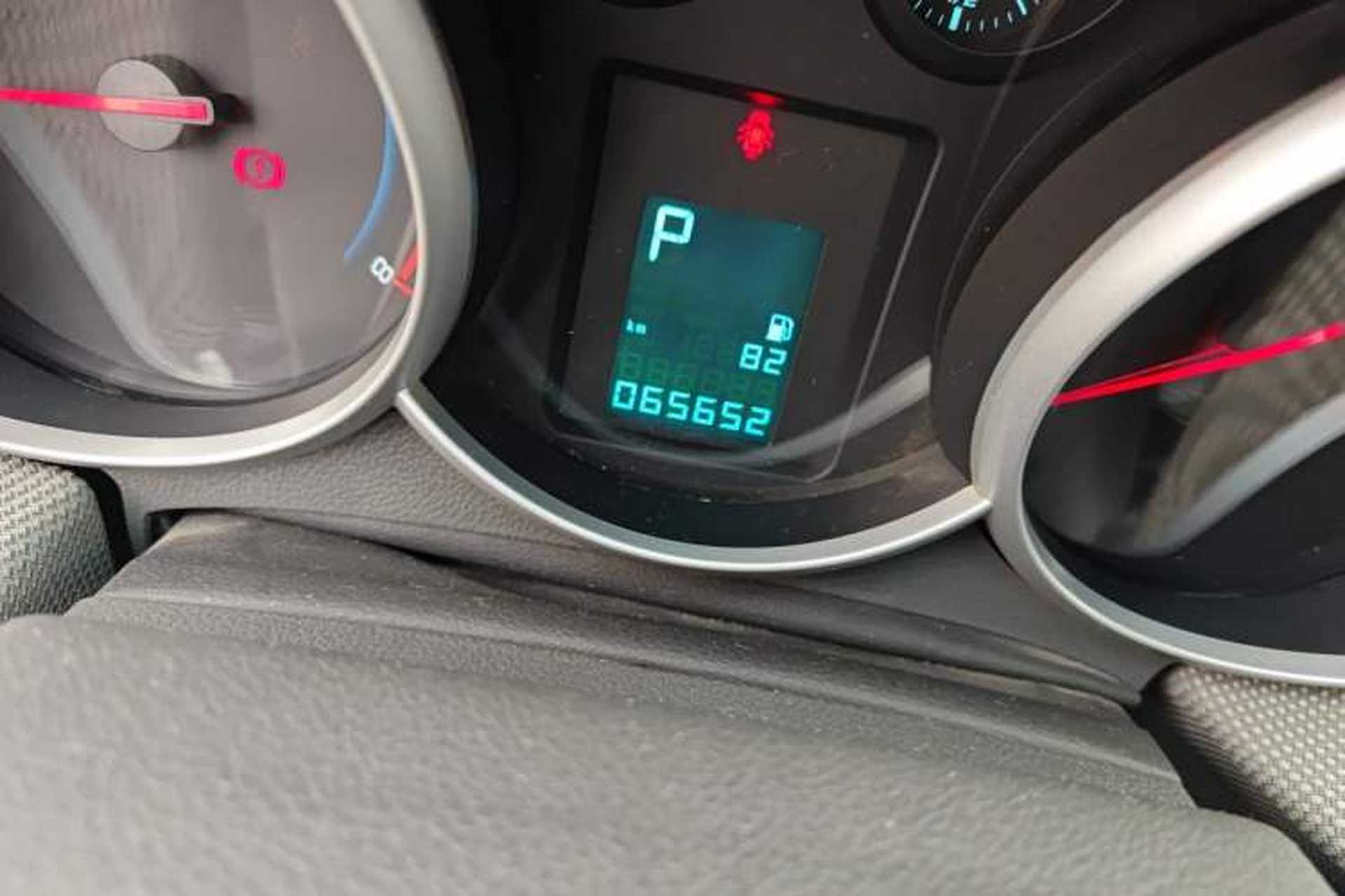 Used Chevrolet Cruze 2013 1.8L SE AT Odometer Close Up