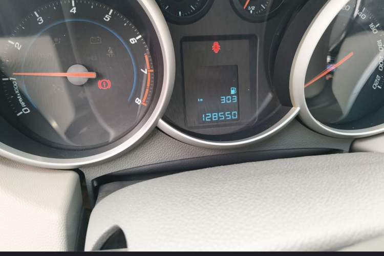 Used Chevrolet Cruze 2013 1.6L SL MT Odometer Close Up
