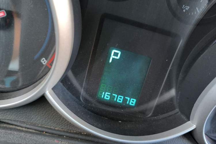 Used Chevrolet Cruze 2013 1.8L SE AT Odometer Close Up