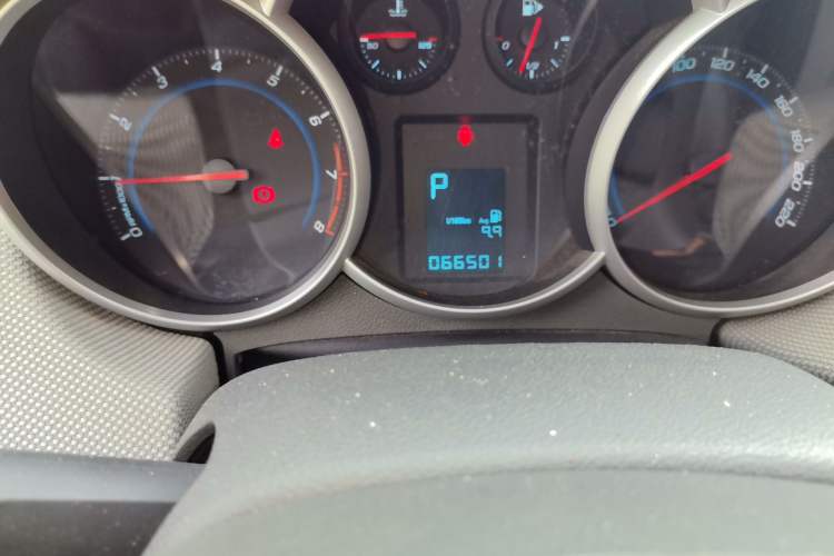Used Chevrolet Cruze 2013 1.6L SE AT Odometer Close Up