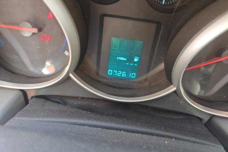 Used Chevrolet Cruze 2013 1.6L SL MT Odometer Close Up