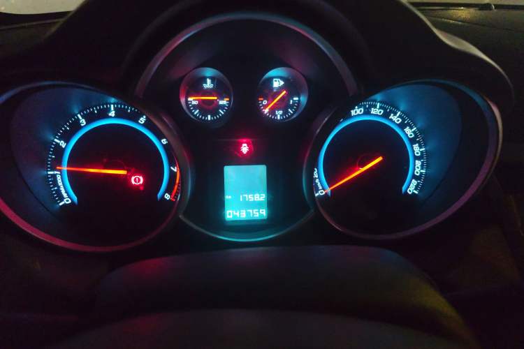 Used Chevrolet Cruze 2013 1.6L SL Sunroof Edition MT Odometer Close Up