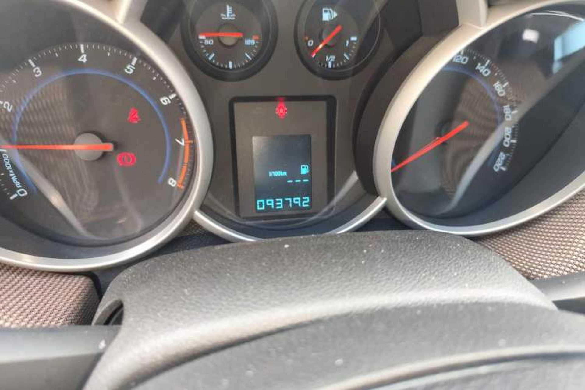 Used Chevrolet Cruze 2013 Hatchback 1.6L Manual Luxury Model Odometer Close Up