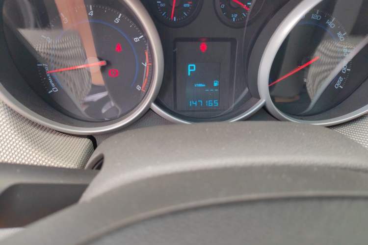 Used Chevrolet Cruze 2013 1.8L SE AT Odometer Close Up