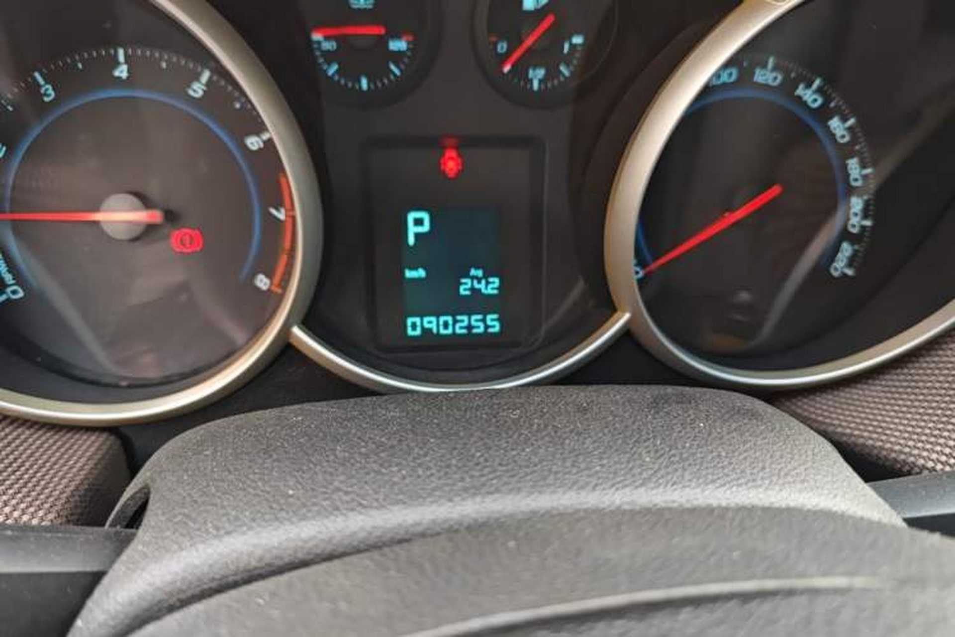 Used Chevrolet Cruze 2013 Hatchback 1.6L Automatic Luxury Model Odometer Close Up