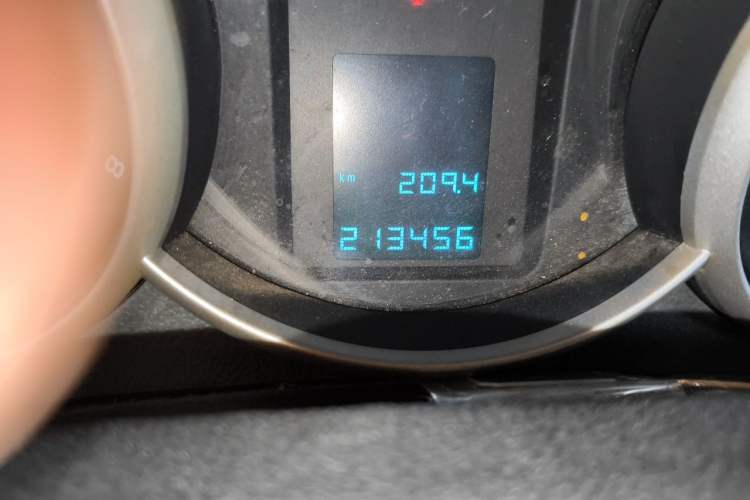 Used Chevrolet Cruze 2013 1.6L SL MT Odometer Close Up