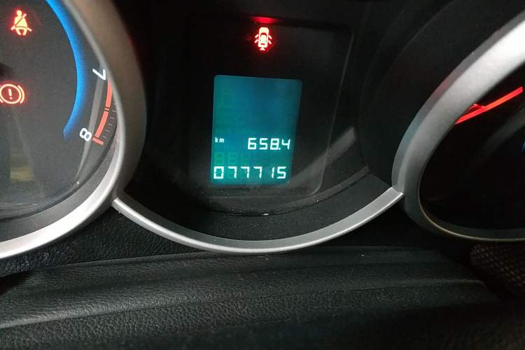 Used Chevrolet Cruze 2013 Hatchback 1.6L Manual Luxury Model Odometer Close Up
