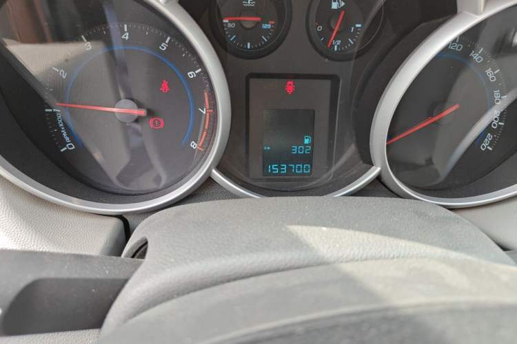 Used Chevrolet Cruze 2013 1.6L SL MT Odometer Close Up