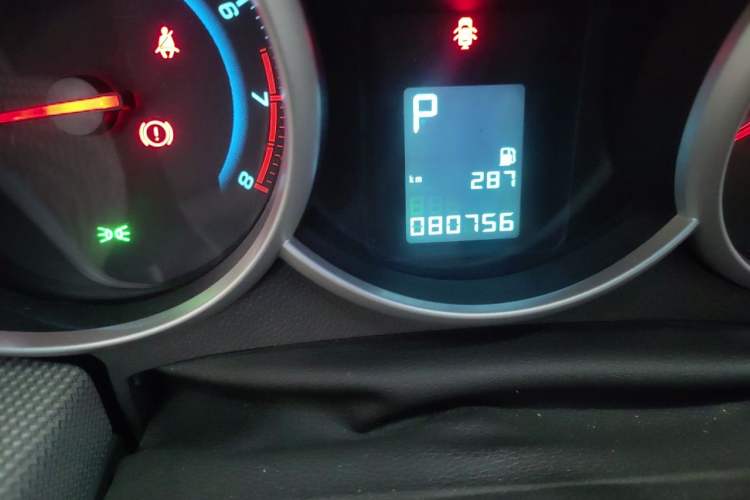 Used Chevrolet Cruze 2013 1.8L SE AT Odometer Close Up
