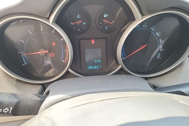 Used Chevrolet Cruze 2013 1.6L SE MT Odometer Close Up