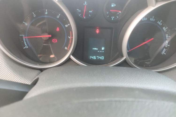Used Chevrolet Cruze 2013 1.6L SE MT Odometer Close Up